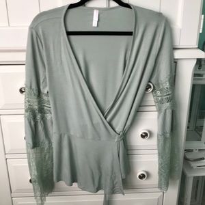 Very cute wrap around long sleeve top!